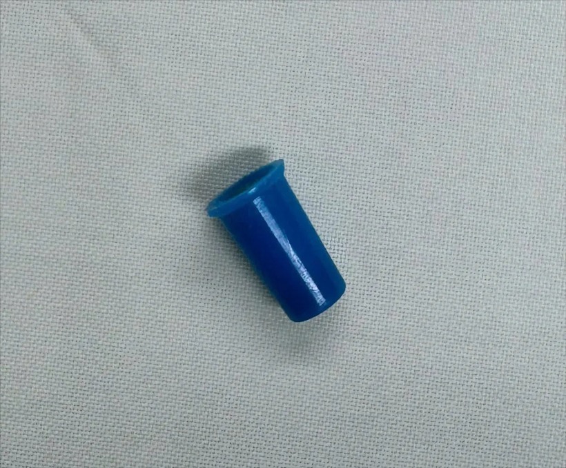 Dị vật là 1 đầu ống nhựa khoảng 1cm được gắp ra ngoài. Ảnh: Thời báo VTV
