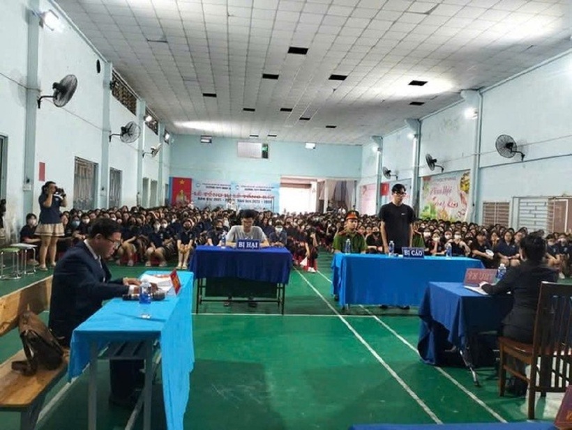 Buổi tuyên truyền pháp luật chuyên đề phòng chống bạo lực tại Trường THPT Minh Đức, quận Tân Phú.