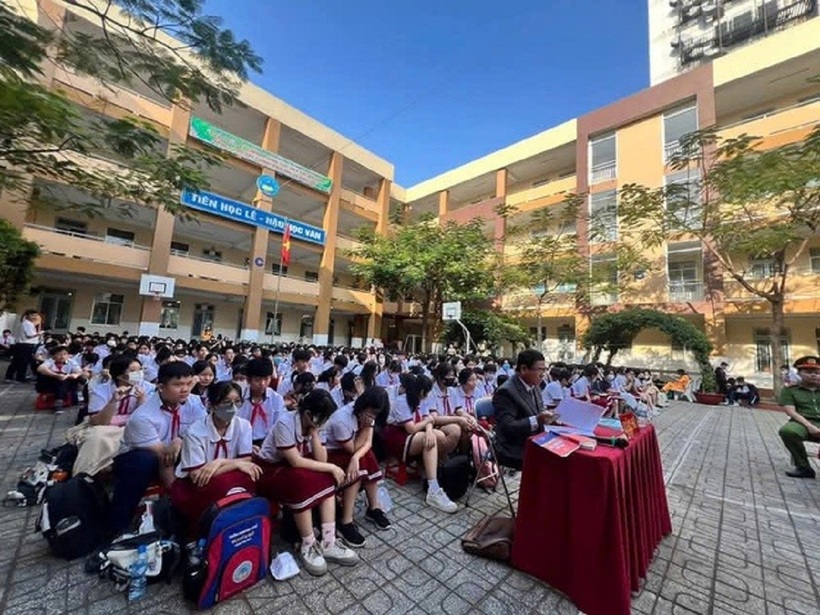 Phiên tòa giả định tuyên truyền nói không với bạo lực học đường tại Trường THCS Nguyễn Huệ (phường Tân Thành, quận Tân Phú).