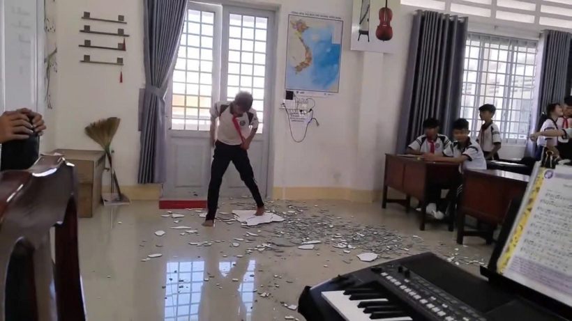 Mảng vữa trần bong tróc rơi trong lớp học ở Phú Quốc. Ảnh: Phụ nữ TP.HCM