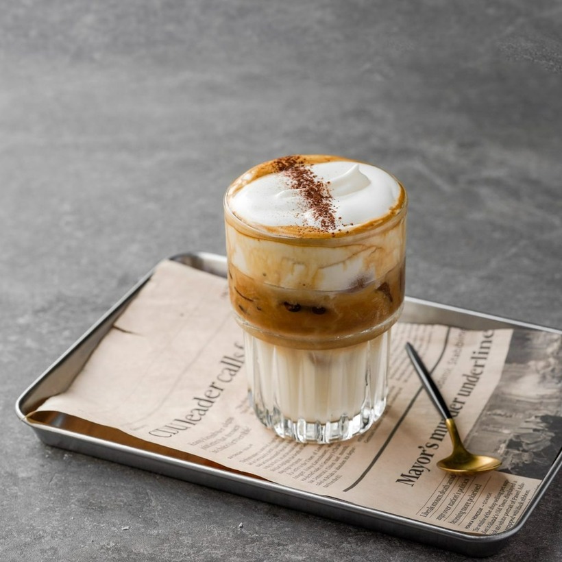 Cà phê muối là một thức uống mới lạ, kết hợp vị đắng của cà phê và vị mặn của muối.