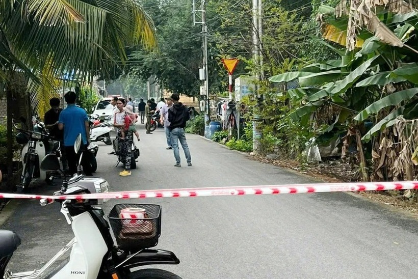 Người dân vô cùng bàng hoàng trước vụ Lương Quí Lộc ra tay sát hại chị T. và con trai 8 tuổi của nạn nhân. (Ảnh: Pháp luật TP.HCM)
