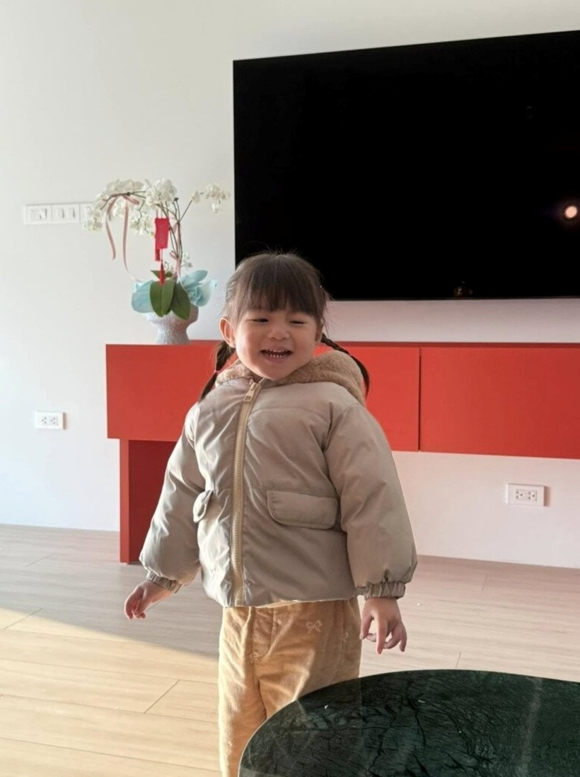 Dù vậy, cô bé cũng đã dần hòa nhập với không gian mới. Ở ngôi nhà được cải tạo cho đẹp đẽ hơn, Pam có chỗ vui chơi, chạy nhảy thoải mái.