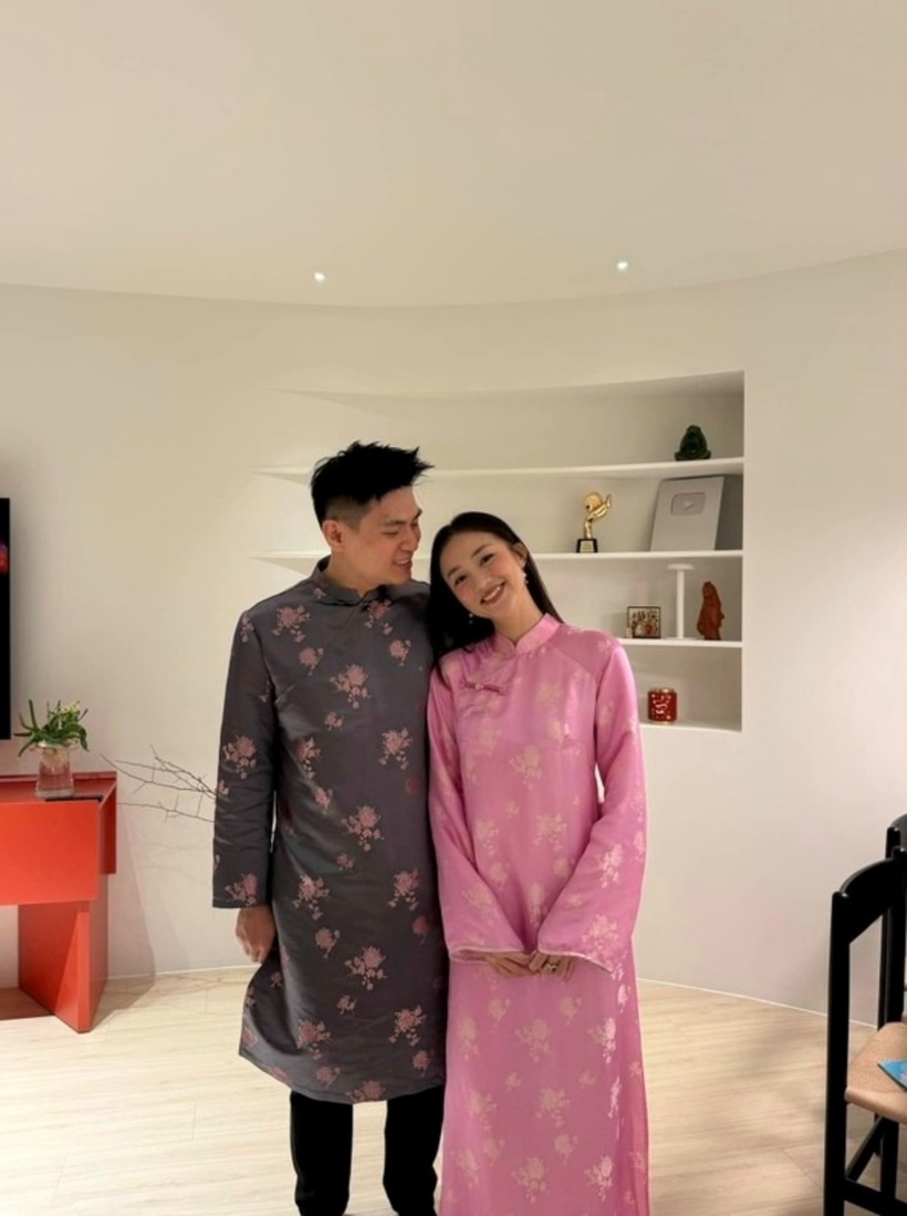 “Cải tạo sửa tới sửa lui mới kịp hoàn thiện, vẫn thiếu đủ thứ nhưng kịp dọn vào ở là đã hoàn thành được mục tiêu của năm 2024. Năm vừa qua tuy có nhiều thử thách mới nhưng có Long nhài và Pam nhài ở cạnh nên trộm vía mọi thứ vẫn ổn, chỉ cần vậy thôi”, cô bộc bạch.