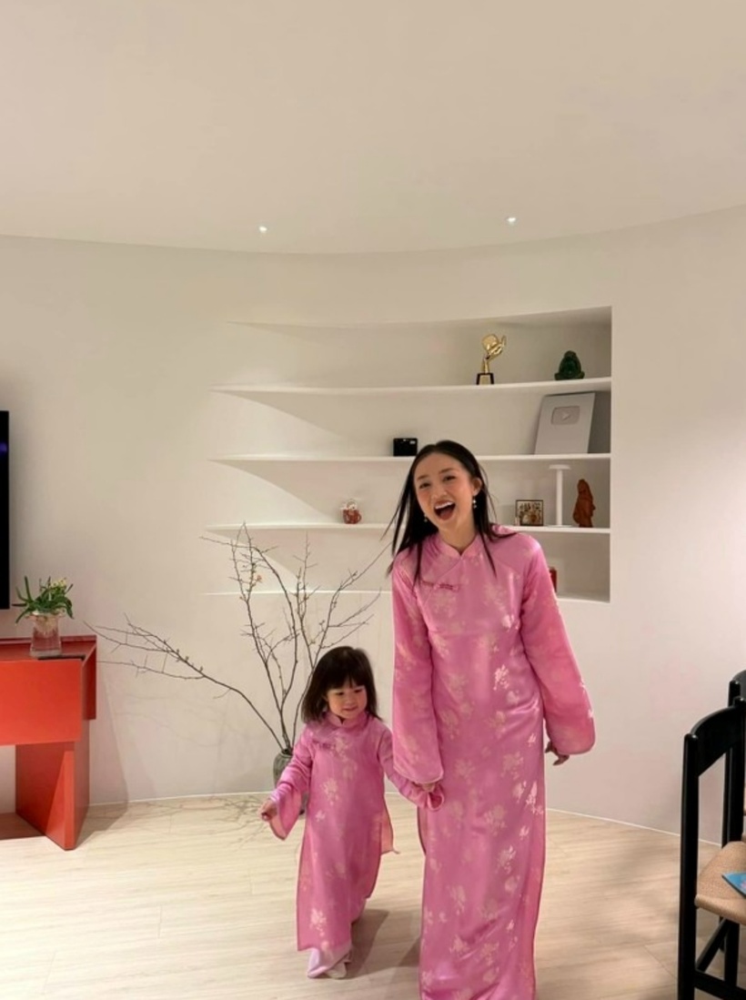 Chiếc kệ âm tường với đường cong mềm mại tạo nên điểm nhấn ấn tượng cho căn nhà. Tại khu vực này, Salim trưng bày nhiều kỷ vật ý nghĩa.
