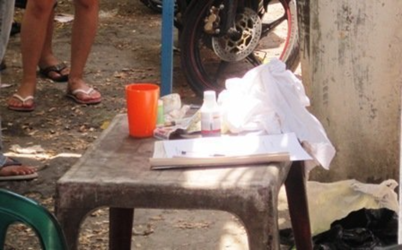 Số kim tiêm và chai thuốc độc cơ quan công an tìm thấy trong nhà của nạn nhân. Ảnh: VietNamNet