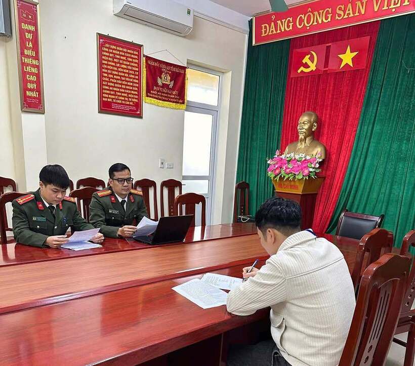 Đ.Q.D (áo trắng) tại cơ quan công an