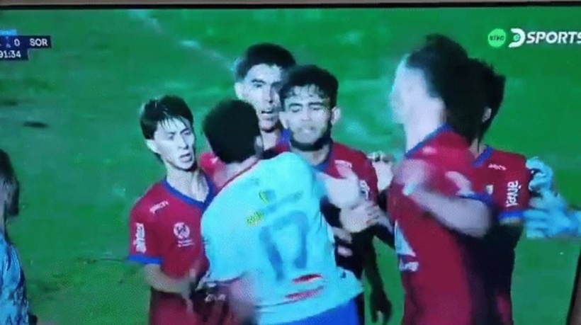 Cầu thủ "hóa võ sĩ" đấm cầu thủ đối phương bất tỉnh ngay trên sân.