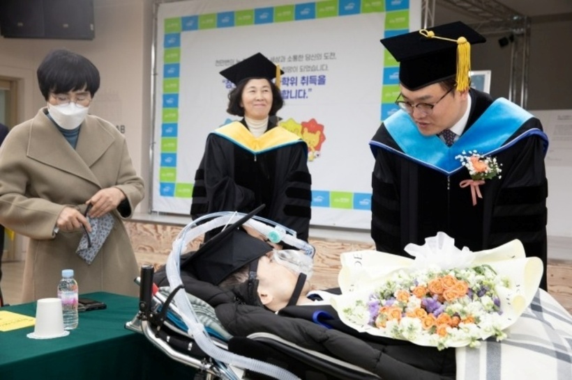 Jang Ik-seon đã lấy được bằng tốt nghiệp thạc sĩ tại Đại học Gwangju, Hàn Quốc. Ảnh: Đại học Gwangju/VnExpress.