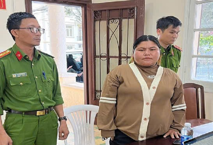 Anhuenh tại cơ quan công an. Ảnh: Dân Việt