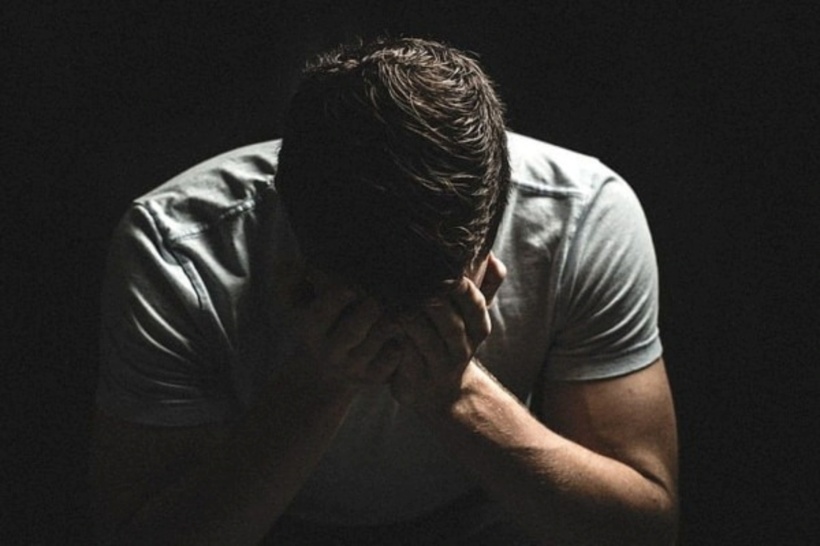 Dù biết phản bội vợ là sai trái nhưng người đàn ông không thể thoát khỏi "lưới tình". Ảnh minh họa.