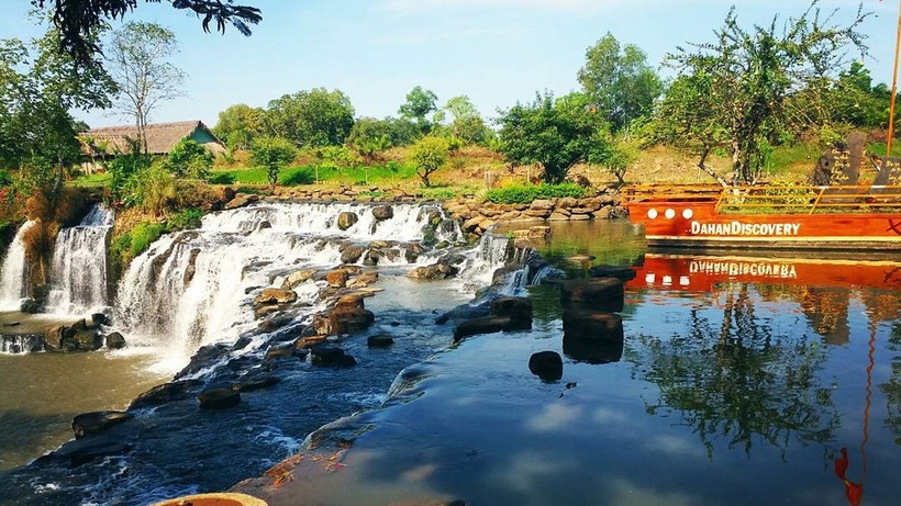 Thác Đá Hàn là tập hợp của ba dòng thác gồm thác Chàng, Nàng và Đá Hàn.