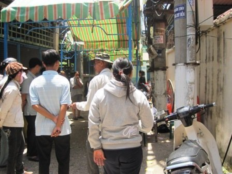 Bà Dư Kim Liên giả vờ đau buồn, vội vã làm đám tang cho chồng. Ảnh: VietNamNet