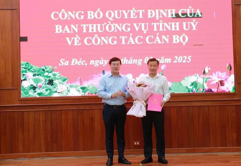 Bí thư Tỉnh ủy Đồng Tháp Lê Quốc Phong trao Quyết định cho ông Nguyễn Phước Thiện. Ảnh: Báo điện tử Chính phủ