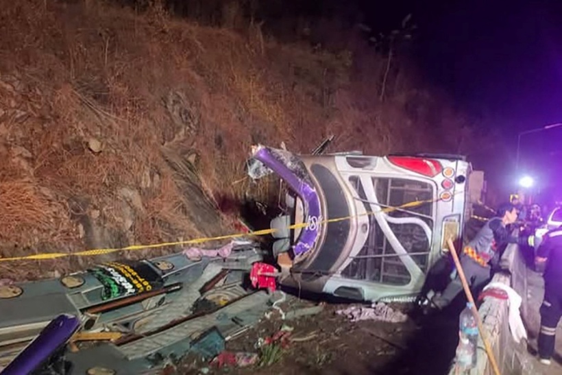 Hiện trường vụ tai nạn xe buýt thảm khốc ở Thái Lan, 50 người thương vong. Ảnh: Bangkok Post
