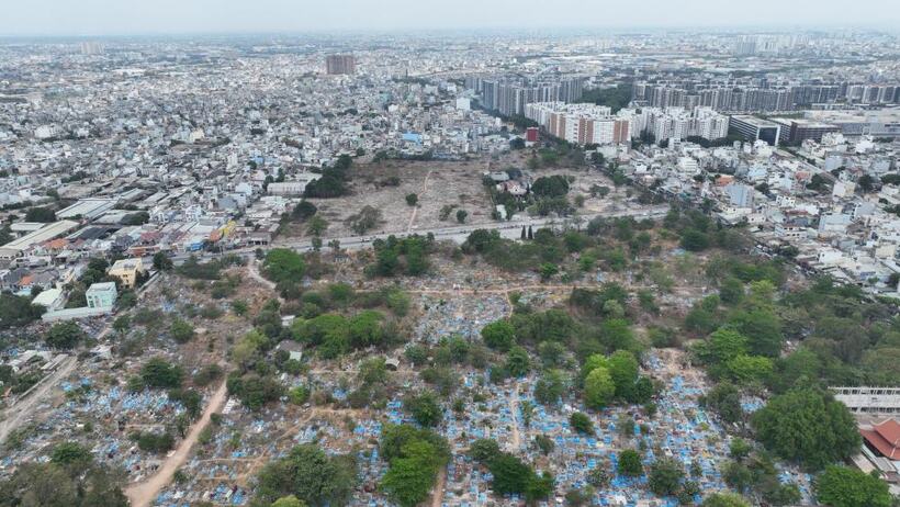 Nghĩa trang Bình Hưng Hòa rộng 40,7ha có khoảng 54.000 ngôi mộ, là nghĩa trang lớn nhất TP.HCM. (Ảnh: Lao động)
