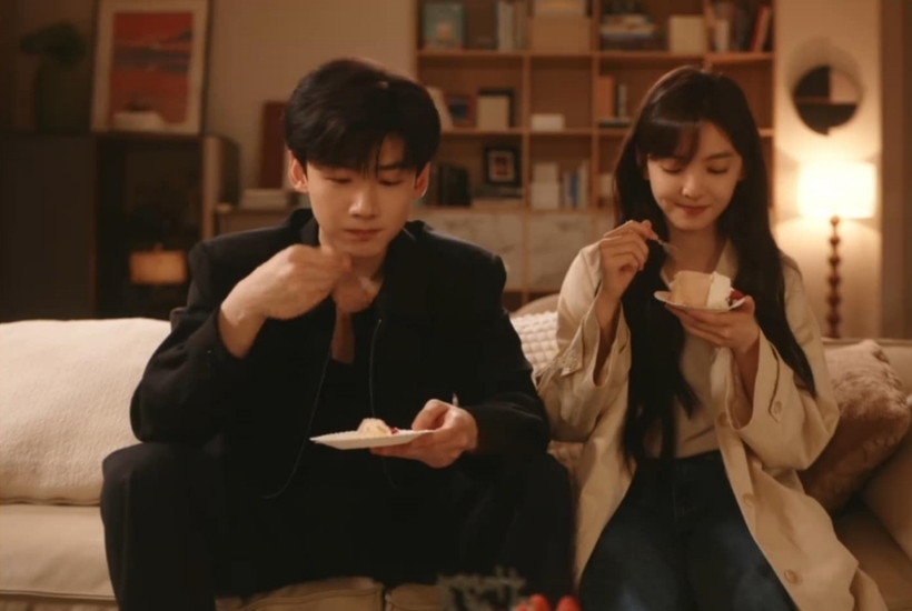 Cả hai ngồi cạnh nhau, cùng nhau ăn bánh sinh nhật.