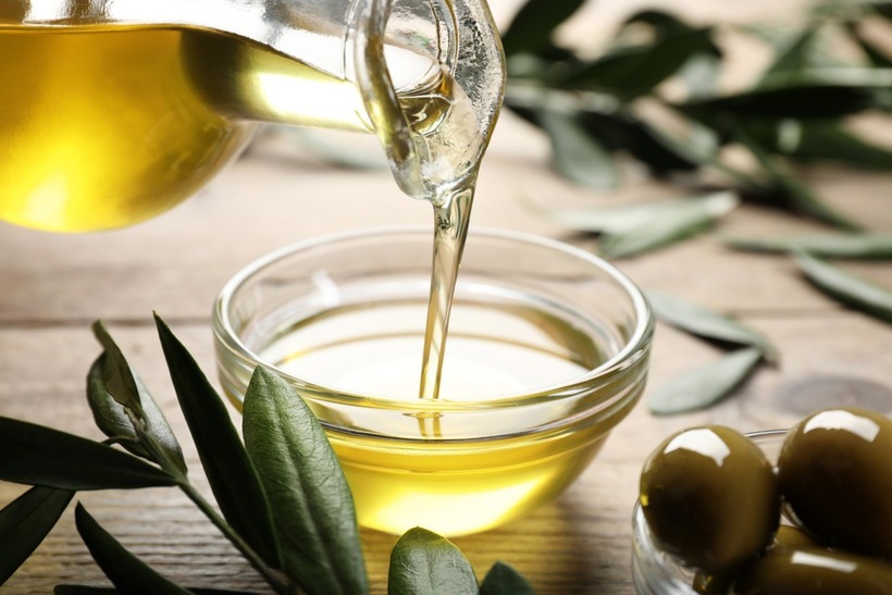 Dầu ô liu đã được chứng minh là có khả năng chống lại vi khuẩn gây hại, một số có khả năng chống lại thuốc kháng sinh.