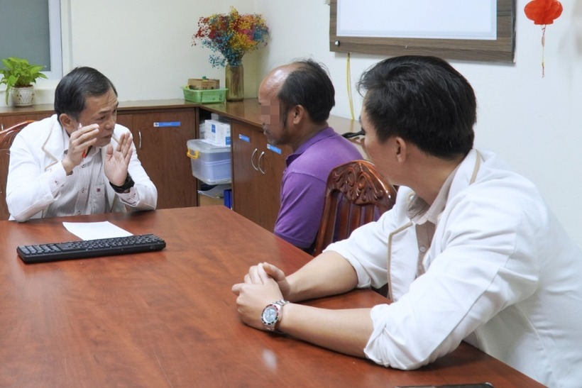 Bác sĩ tư vấn và giải thích cho người nhà hướng can thiệp cho bệnh nhân. Ảnh: Dân trí