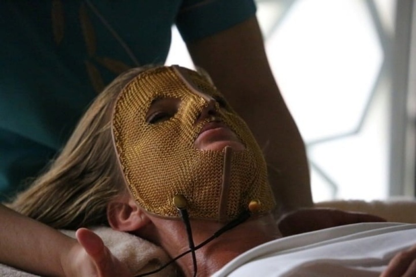 Liệu trình đắp mặt nạ vàng 24K tại spa Talise Ottoman, Jumeirah Zabeel Saray, Dubai, được mệnh danh là đỉnh cao của sự xa xỉ trong ngành làm đẹp toàn cầu.