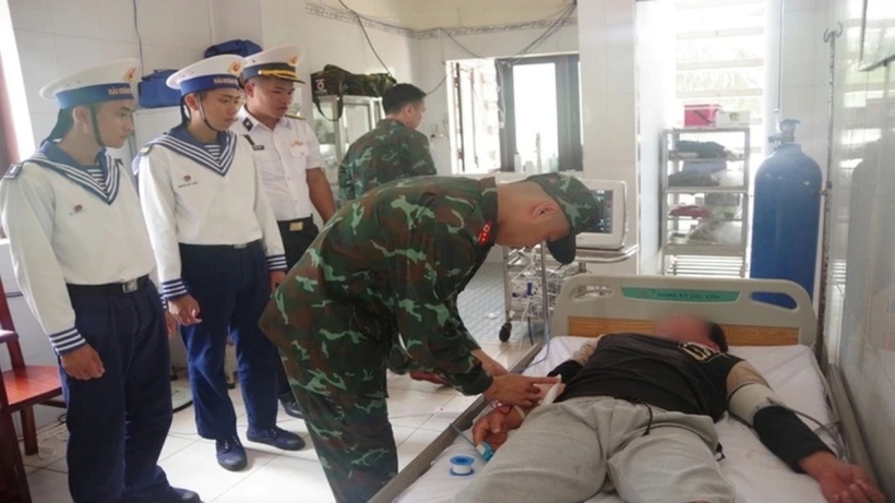 Lực lượng quân y Bệnh xá đảo Trường Sa thăm khám bệnh nhân. Ảnh: Nhân Dân