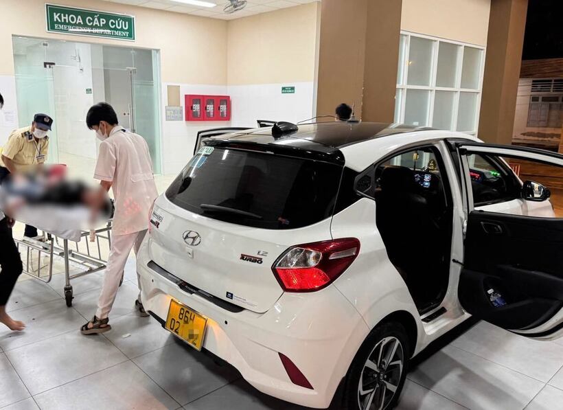 Thời điểm nạn nhân bị chém được đưa đến bệnh viện cấp cứu. (Ảnh: Lao động)