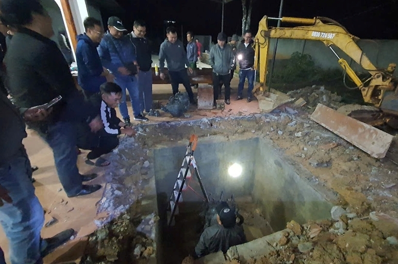 Công an đã khai quật được nhiều vật phẩm phục vụ cho việc dụ dỗ tu tập thành tiên được đối tượng chôn trong khuôn viên các tịnh thất. (Ảnh: Bảo vệ pháp luật)