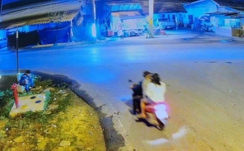 Nạn nhân ngồi trên xe máy của người đàn ông trước khi bị sát hại. (Ảnh: Thethaiger)
