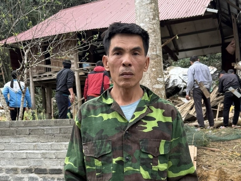 Ông Hanh kể về giây phút vợ chồng ông vừa chạy ra khỏi nhà thì những khối đá khổng lồ sạt vào nhà. (Ảnh: VietnamNet)