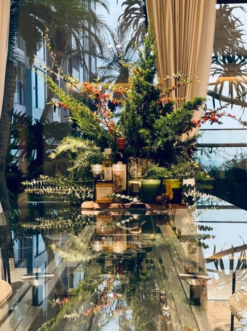 Đôi khi vợ chồng anh thay đổi một chút phong cách trang trí Bắc Âu cùng cây lá kim và nến tạo nên không gian ấm áp, sang trọng.