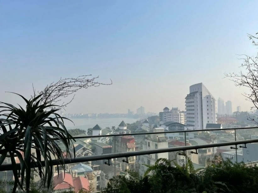 Sân thượng của căn nhà rộng rãi, thoáng đãng và được sắp xếp vô cùng đẹp mắt. Từ sân thượng, có thể phóng tầm mắt ngắm nhìn thành phố Hà Nội.