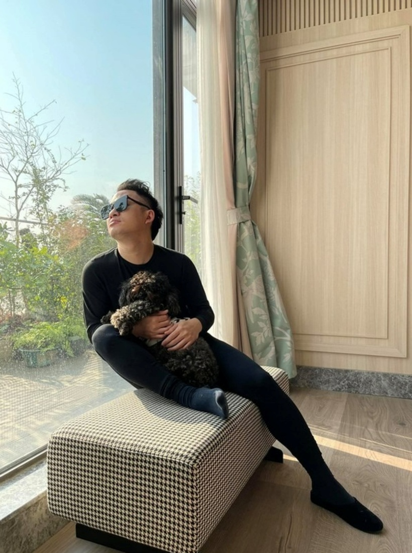 Được biết, gia đình Tùng Dương hiện sống tại căn chung cư cao cấp tại Hà Nội, từ trong nhà có thể ngắm nhìn cảnh sắc bên ngoài qua cửa sổ lớn.