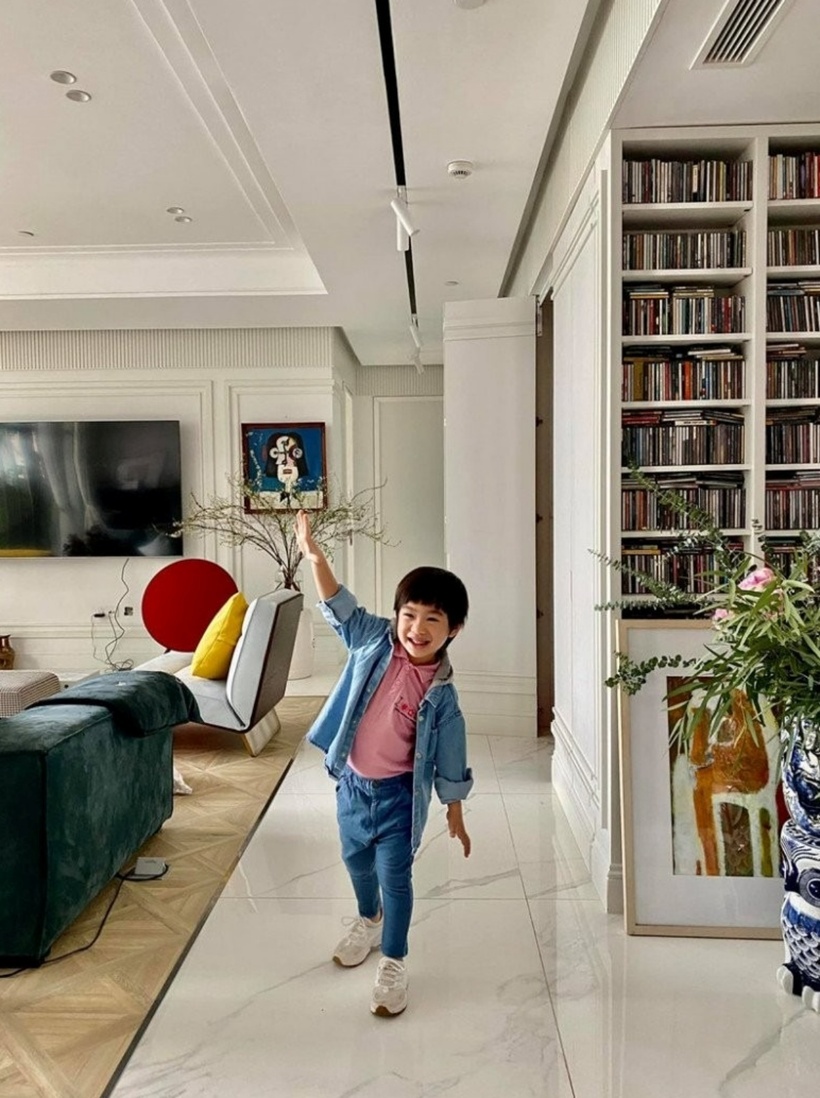 Không gian sống của anh được thiết kế tinh tế, kết hợp giữa nghệ thuật và thiên nhiên, mang đến sự hài hòa và thanh lịch, tao nhã.