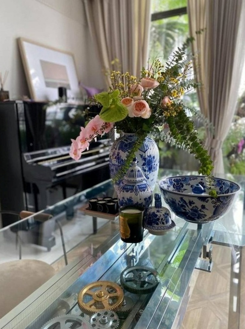 Có thể thấy gia đình giọng ca “Tái sinh” thích bày biện hoa. Những bình hoa với sắc màu rực rỡ được đặt ở góc bàn, tạo nên không gian sống động và đầy sức sống.