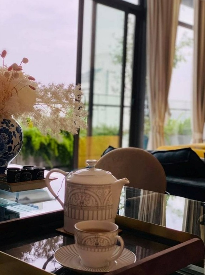 Màu sắc chủ yếu trong nhà là màu trắng, xanh, vàng tạo cảm giác nhẹ nhàng nhưng vẫn rất sang trọng.