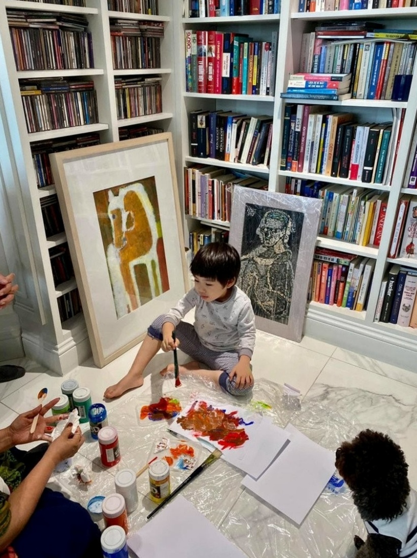 Đặc biệt khi bước vào nhà Tùng Dương, ai nấy đều thấy ngay "tài sản" đáng trân quý của anh, là rất nhiều cuốn sách. Nam ca sĩ như có cả một kho tàng sách trong nhà.