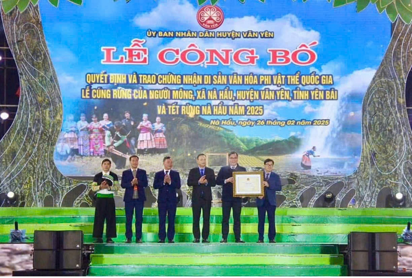 Lãnh đạo Sở Văn hoá - Thể thao và Du lịch tỉnh, Trao quyết định và chứng nhận di sản văn hóa phi vật thể Quốc gia “ Lễ Cúng Rừng của người mông, xã Nà Hẩu, huyện Văn Yên, Yên Bái