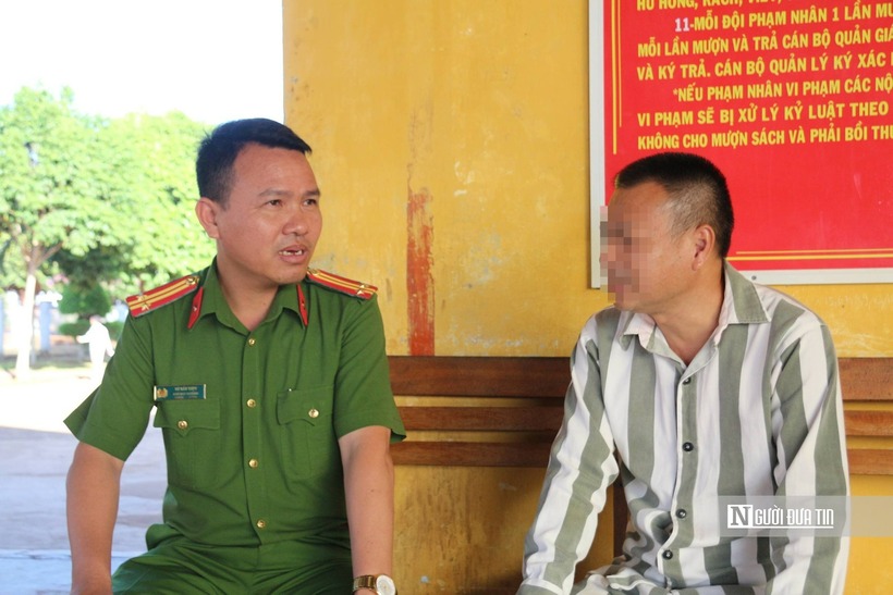 Các cán bộ trại giam thường xuyên thăm hỏi, động viên H. cố gắng cải tạo, rèn luyện để có cơ hội trở về với gia đình và xã hội. Ảnh: Khánh Ngọc