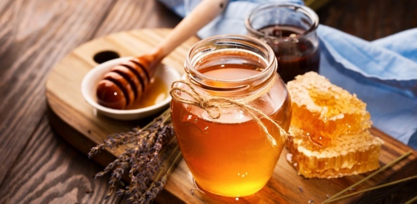 Mật ong giàu fructose và glucose có thể được cơ thể hấp thụ dễ dàng, cung cấp năng lượng cho hoạt động trao đổi chất ở gan, thúc đẩy quá trình tái tạo mô gan và sửa chữa tổn thương gan. Ảnh minh họa.