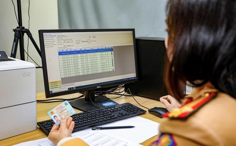 Cảnh sát giao thông tập huấn về sát hạch, cấp đổi bằng lái. (Ảnh: Tuổi trẻ)