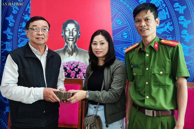 Công an phường An Hải Bắc và bà Bông trao trả lại số tiền cho ông An. (Ảnh: Công an Đà Nẵng)