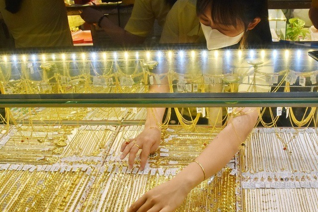 Giá vàng hôm nay (27/2): Vàng SJC giảm 100.000 đồng/lượng.