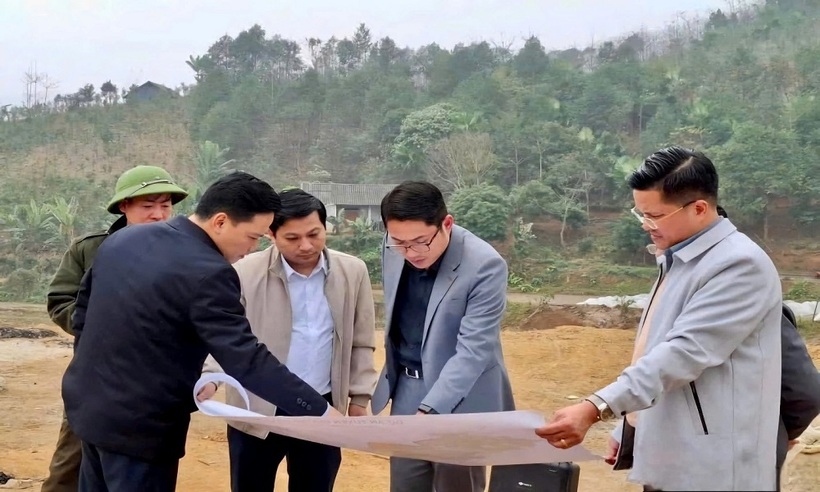 Lãnh đạo UBND huyện Văn Bàn khảo sát các vị trí tái định cư.
