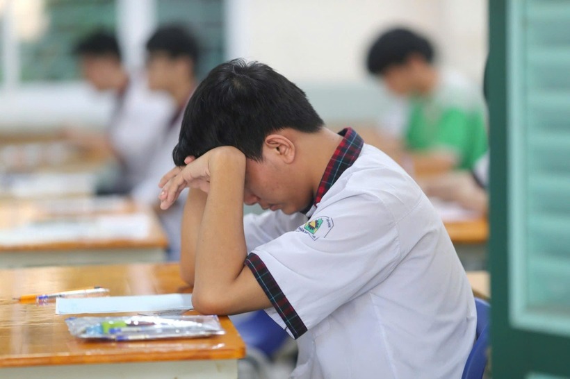 Nhiều trường dừng dạy thêm, phụ huynh "đứng ngồi không yên" tìm chỗ học cho con. Ảnh: Báo Dân trí