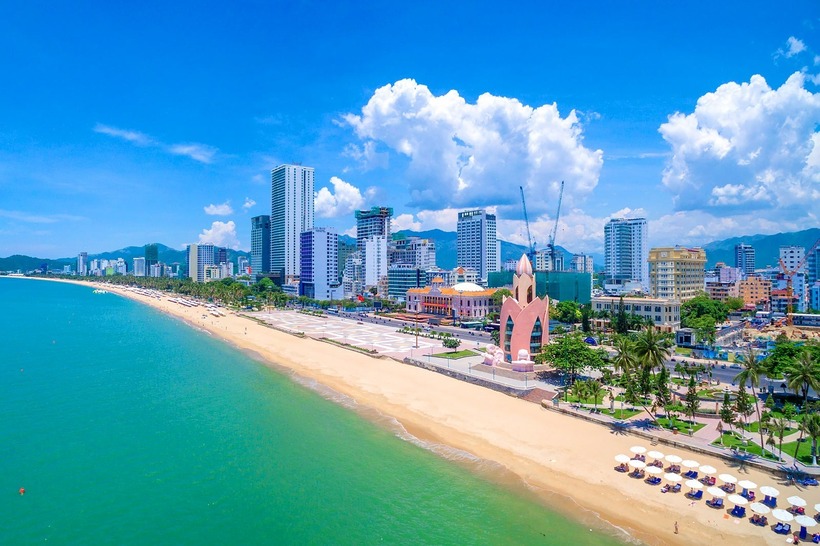 Khí hậu ở Nha Trang tương đối ôn hòa, với mùa khô kéo dài từ tháng 1 đến tháng 8, không có mùa đông lạnh.