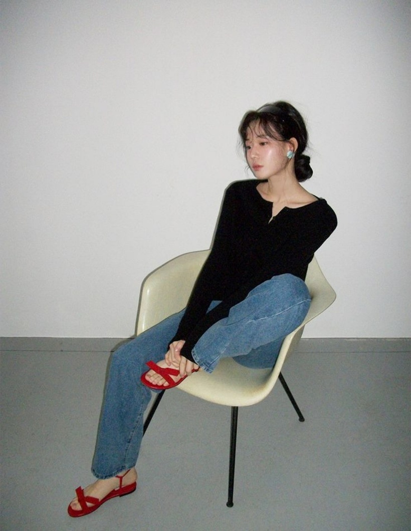 Quần jeans và áo len là set đồ mùa đông hoàn hảo, vừa nhanh gọn, ấm áp lại hợp thời trang. Thêm mũ len, khăn choàng để tạo điểm nhấn!