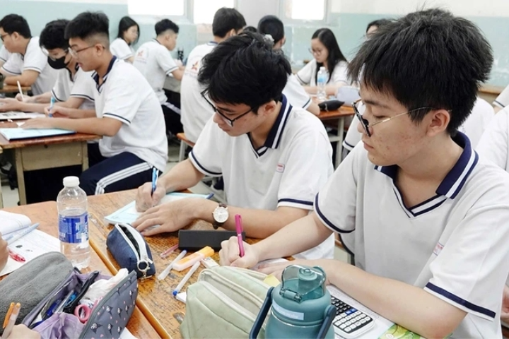 Trường học gặp khó khăn nếu không được thu phí dạy thêm