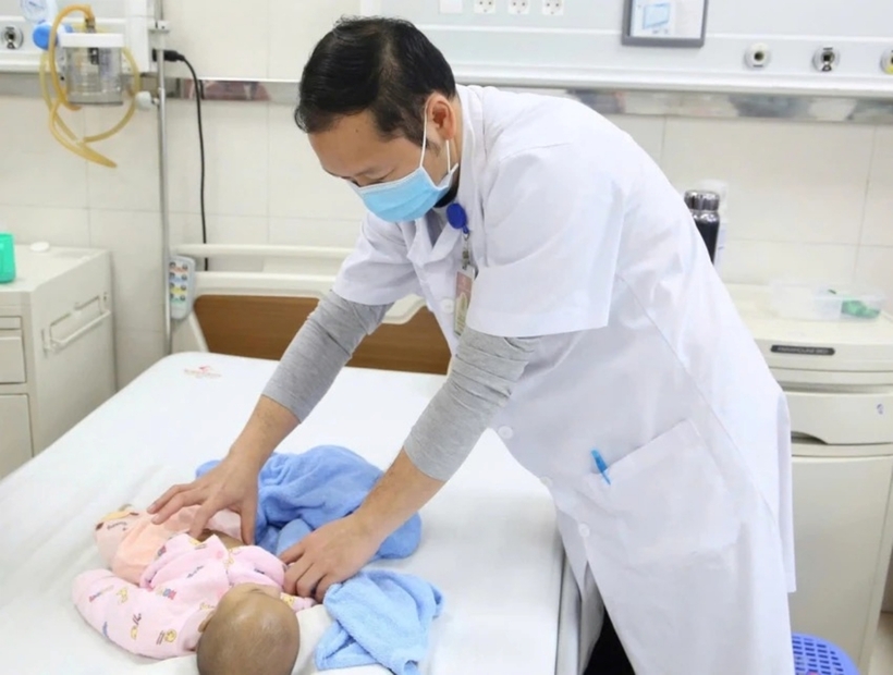 Bệnh nhi phục hồi tốt, tình trạng vàng da giảm rõ rệt, chức năng gan cải thiện đáng kể. Ảnh: Pháp Luật TP.HCM