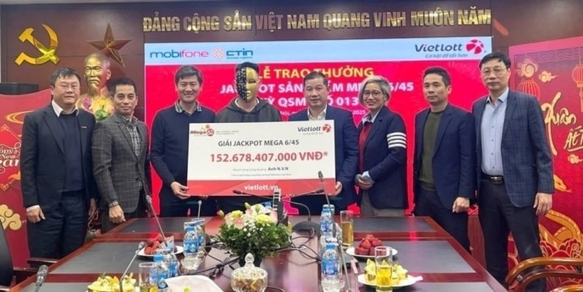 Ông N.V.N nhận thưởng độc đắc lớn nhất từ trước đến nay của xổ số tự chọn Mega 6/45. Ảnh: VTC News
