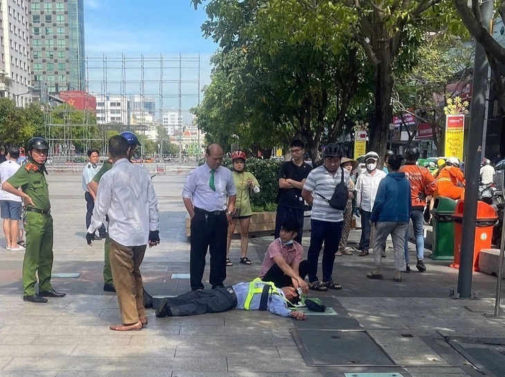 Người dân xung quanh chứng kiến vụ việc đã sơ cứu, đưa ông C. đi cấp cứu, đồng thời báo Công an phường Bến Nghé. Ảnh: Báo Tuổi trẻ.